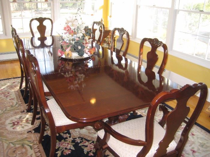 Thomasville cherry dining room table with 2 leaves & 8 chairs $1600