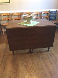 Gate leg drop leaf table