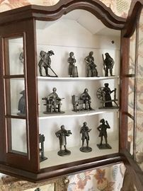 Colonial figurines