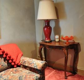 A nice small Ethan Allen table has moved to the upstairs sitting area.  Features a very lovely red lamp and a Viking glass Epic footed bowl in satin orange.