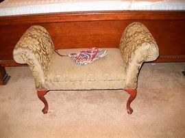 BENCH WTH QUEEN ANNE LEGS