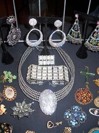 RHINESTONE CHOKER NECKLACE EARRINGS AND WIDE RHINESTONE BRACELET WITH BROOCH