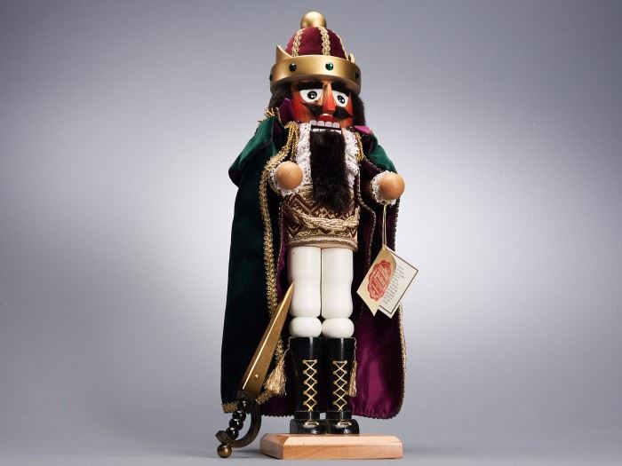 Offered is a wooden nutcracker from Steinbach. The box shows normal shelf wear but the figure is undamaged. The edition number is 6805/10000. Please see the photos at completeset.com for details.