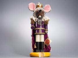 Offered is a wooden nutcracker from Steinbach. The box shows normal shelf wear but the figure is undamaged. However, one hand is missing. The edition number is 6378/10000. Please see the photos at completeset.com for details.