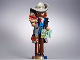 Offered is a wooden nutcracker from Steinbach. The box shows normal shelf wear but the figure is undamaged. The map was previously broken but glued back together. The edition number is 3084/10000. Please see the photos at completeset.com for details.