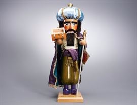 Offered is a wooden nutcracker from Steinbach. The box shows normal shelf wear but the figure is undamaged. The edition number is 3314/10000. Please see the photos at completeset.com for details.