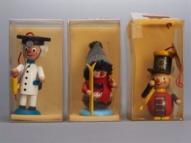 Offered is a lot of 3 wooden ornaments from Steinbach. The plastic cases show normal shelf wear but the figures are undamaged. Please see the photos at completeset.com for details.