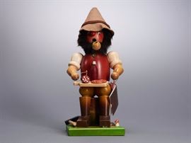 Offered is a wooden smoker figure from Holzkunst Christian Ulbricht. The box shows normal shelf wear but the figure is undamaged. One pinecone broke off the base but is included. Please see the photos at completeset.com for details.