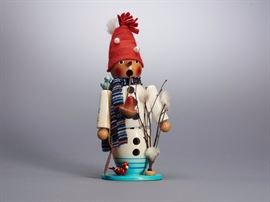 Offered is a wooden smoker figure from Steinbach. The box shows normal shelf wear but the figure is undamaged. Please see the photos at completeset.com for details.