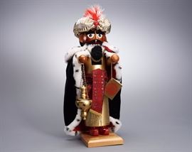 Offered is a wooden nutcracker from Steinbach. The box shows normal shelf wear but the figure is undamaged. The edition number is 2851/10000. Please see the photos at completeset.com for details.