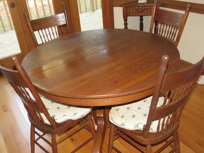 ANTIQUE OAK KITCHEN TABLE AND 4 CHAIRS.