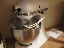 KITCHEN AID CLASSIC MIXER.