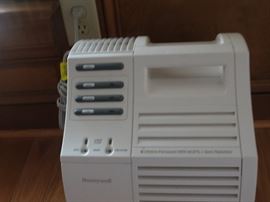 HONEYWELL AIR PURIFIER.