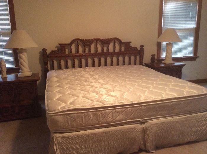 King bed (includes mattress & box springs!)