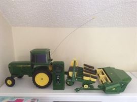 REMOTE CONTROL JOHN DEERE TRACTOR.