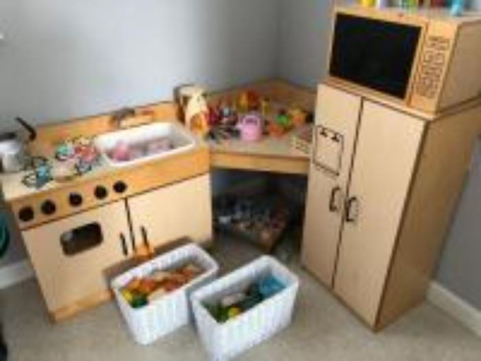 Childcraft kitchen with accessories