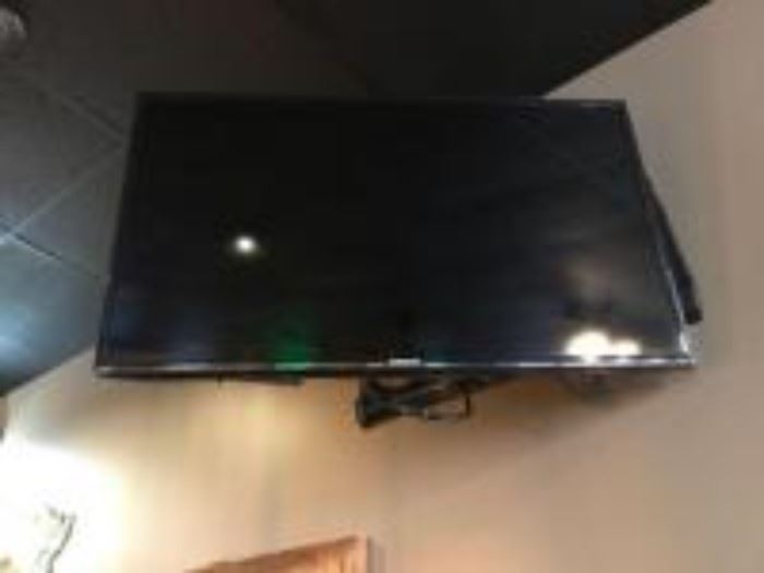 40 inch TV with wall mount
