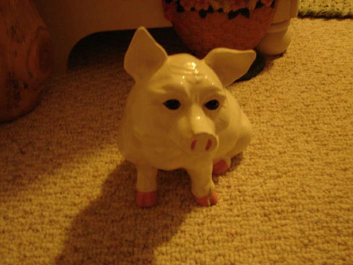 Piggy glass figurine