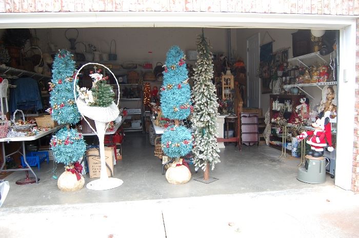 Full Garage of Christmas and antiques, you'll love my pricing