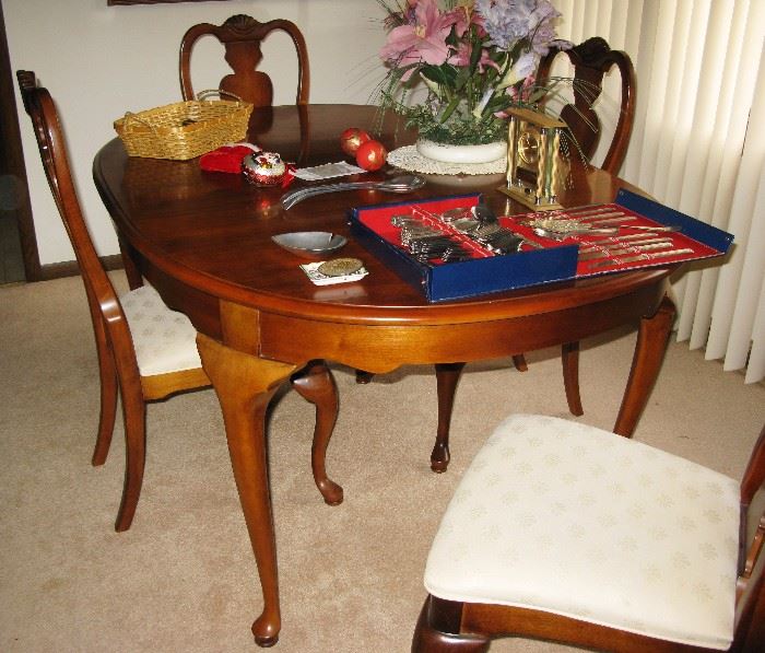 Stanley dining room table, chairs , leaf and pads