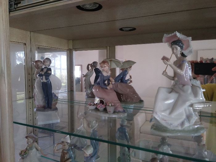 Llardro Figurines with Boxes