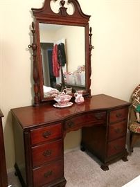 Beautiful antique mahogany dressing table