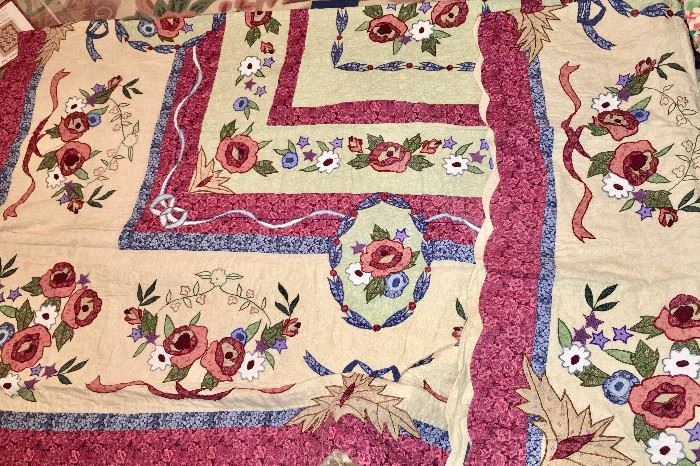 Arresting king quilt/shams with scalloped edges and applique