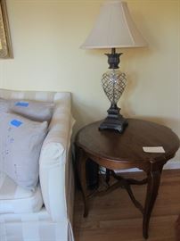 ETHAN ALLEN LAMP AND TABLE