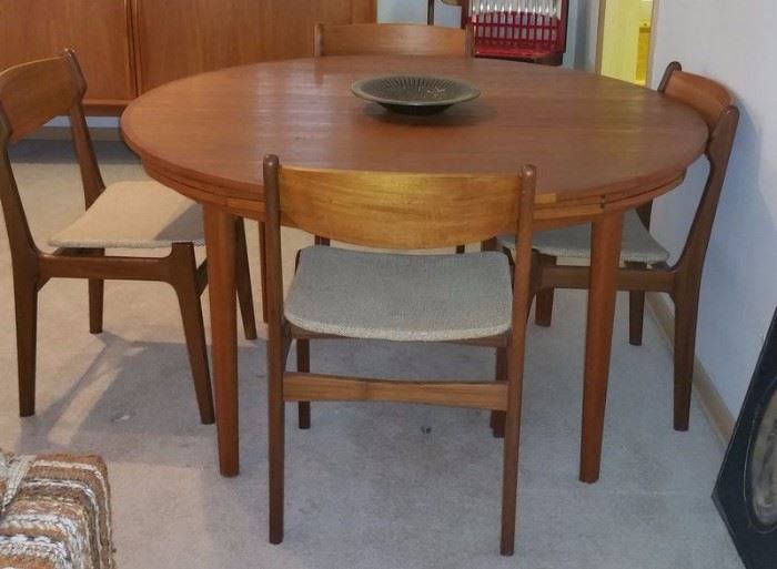 Dyrlund flip flap table. There are 10 Taifo Rudbol dining chairs as well.