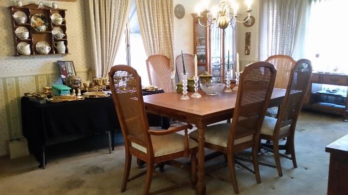 Gorgeous table & 6 chairs No stains or scratches 
$250