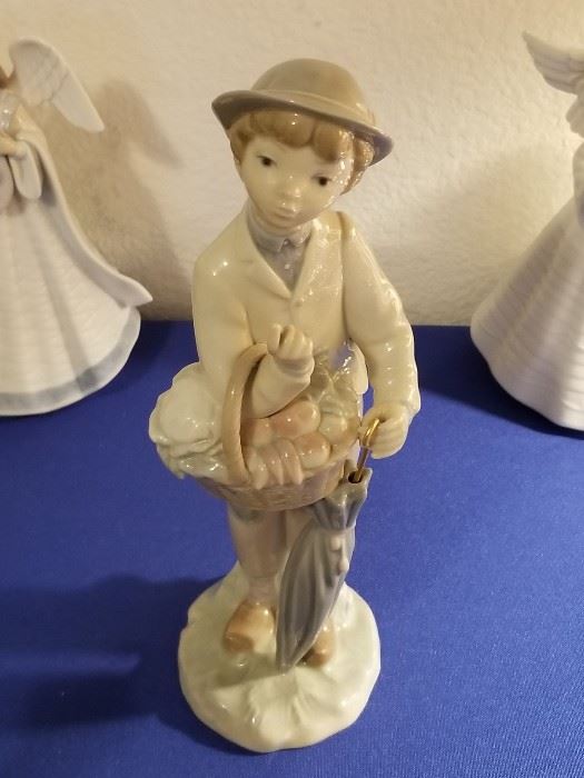 Lladro Little Gardener Boy with Basket and Umbrella. Retired Perfect Condition #4726 1970-78