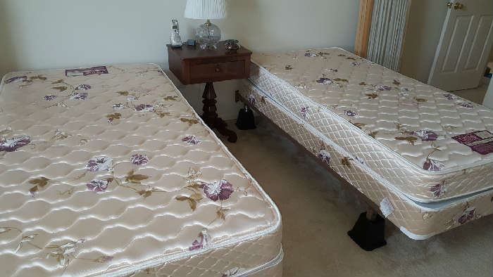 (2) twin beds