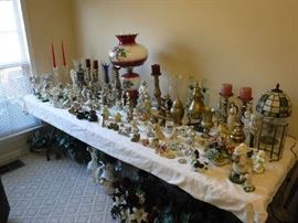 What a fun table full of odd décor items. The lamps all work.