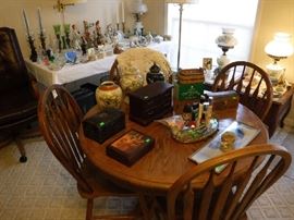 Oak small breakfast set with 4 chairs.