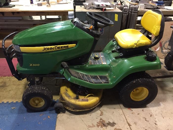 John Deere 300 - 279 Hours