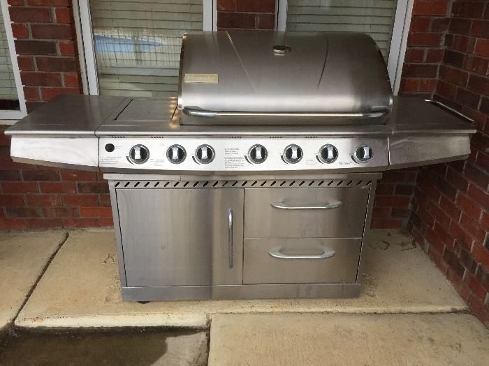 Charbroil Grill Equiped with Rotissire 