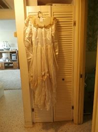 VINTAGE WEDDING DESS WITH LONG TRANE