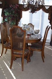 Thomasville dining room table and 6 chairs