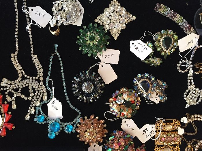 Beautiful vintage jewelry including Weiss