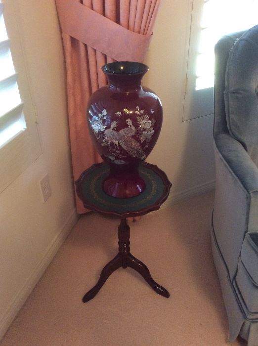 Asian style vase with inlay on pedestal table