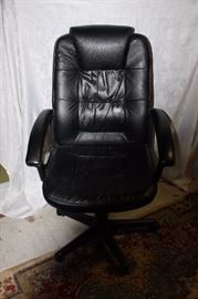 LEATHER MASSAGING CHAIR