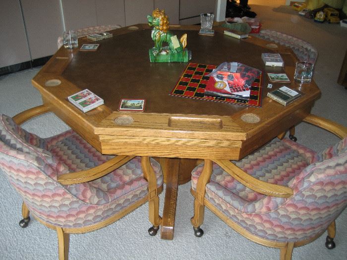 Game table with wooden cover and 4 chairs with casters