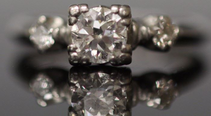 9061 - LADY'S DIAMOND PLATINUM ENGAGEMENT RING