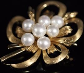 9090 - PEARL AND 14KT YELLOW GOLD BROOCH