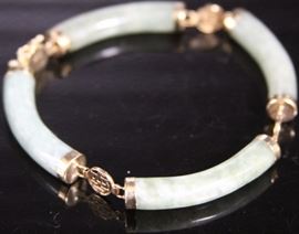 9104 - CHINESE JADE AND 14KT LINK BRACELET, 19 GRAMS