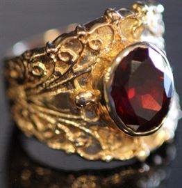 9382 - VINTAGE GARNET 12KT YELLOW GOLD RING