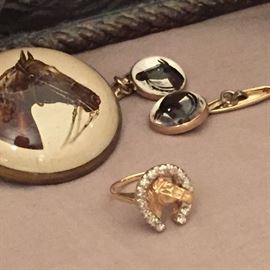10k gold diamond horse shoe ring