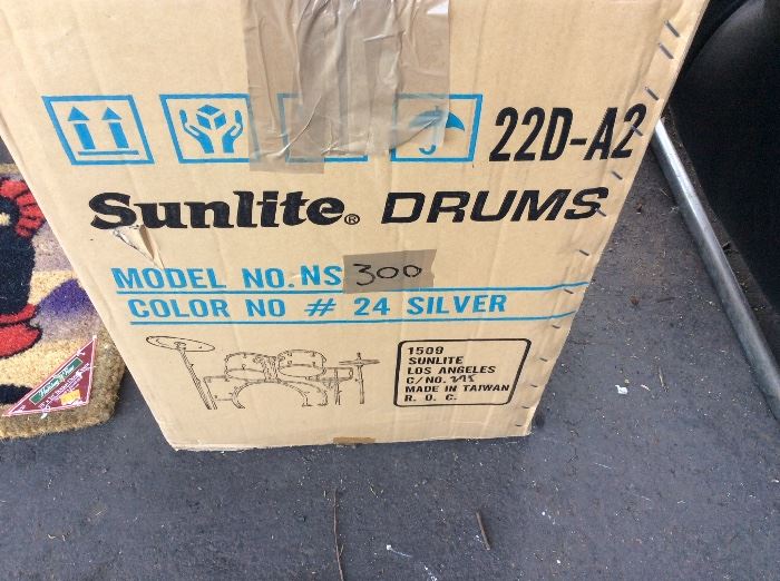 New Drum Kit Never out of box and ready for Holiday Gift!