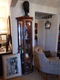LIGHTED MIRRORED CURIO CABINET