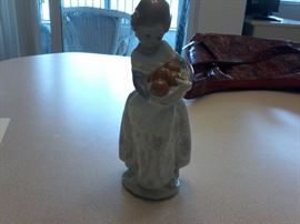  Lladro Valencian Girl holding orange #4841 retiredhttp://www.ctonlineauctions.com/detail.asp?id=666322